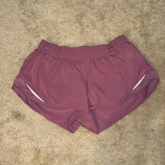 Lululemon Hotty Hot Low Rise Lined Short 2.5” - Velvet Dust - Size 10 - Picture 2 of 4